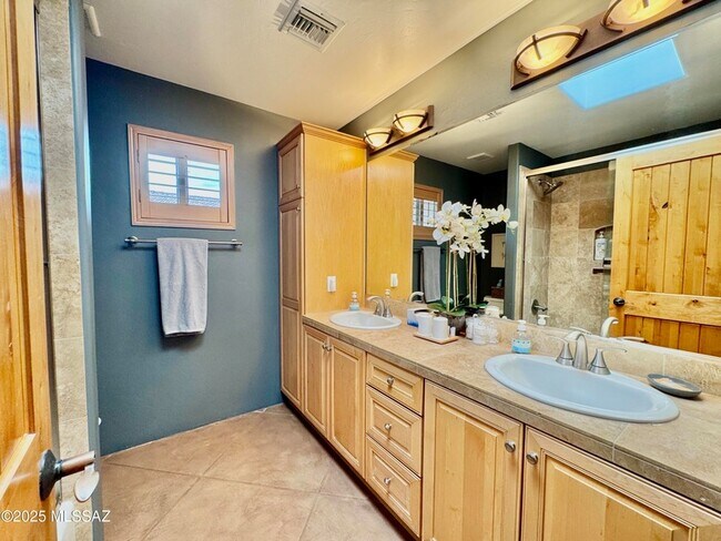 Building Photo - 11096 N Pusch Ridge View Pl