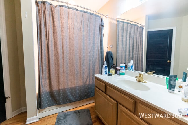 Building Photo - 1114 W Hubbard St