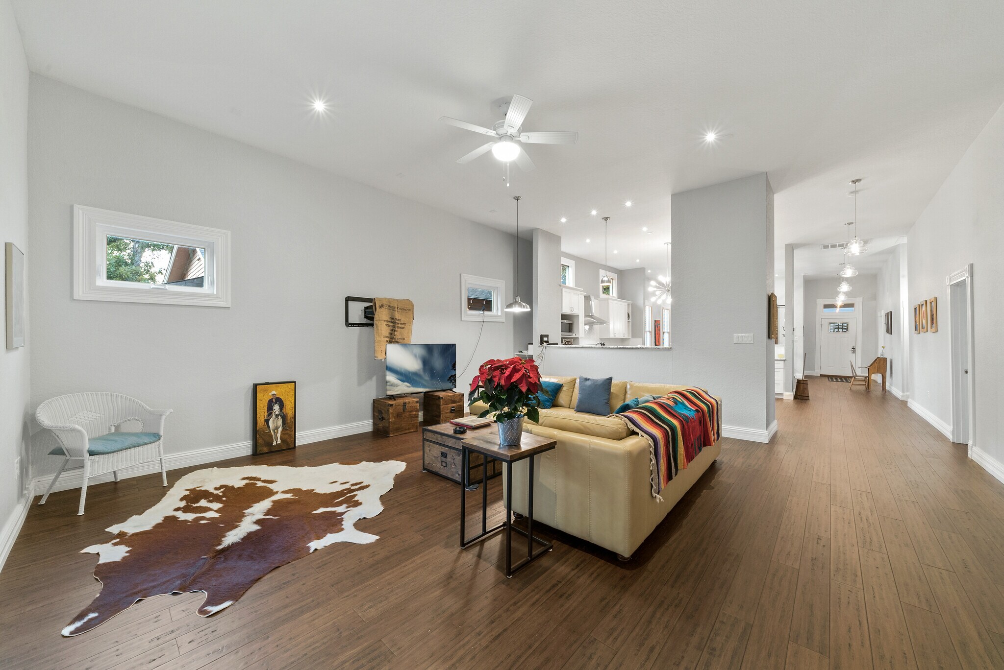 Building Photo - 510 E Mistletoe Ave