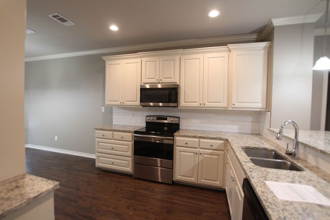 Building Photo - Beautiful 3 Bedroom 2 Bath Home in Guinn E...