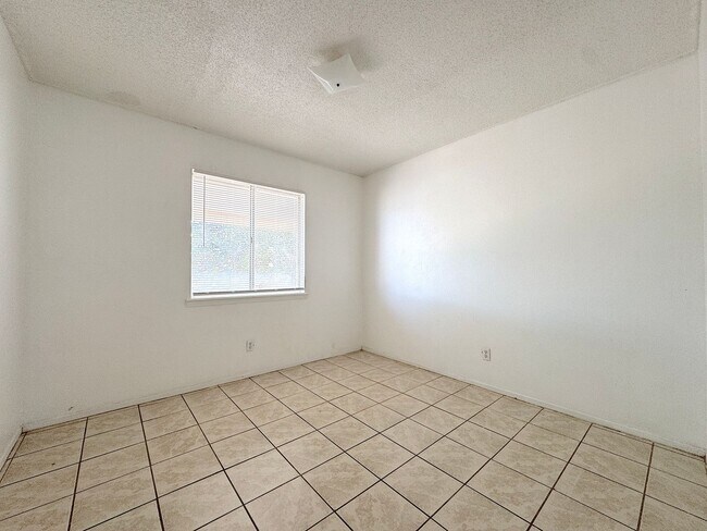 Building Photo - Northeast El Paso 3 bed