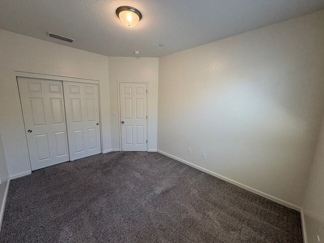Building Photo - Comfortable NW Visalia Home Rent Ready!