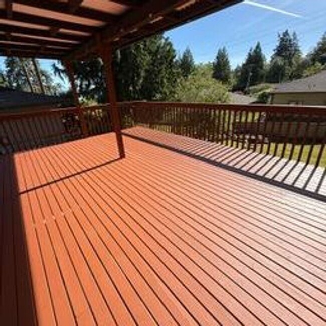 Building Photo - Beautiful home in highly desirable Bellevue neighborhood.