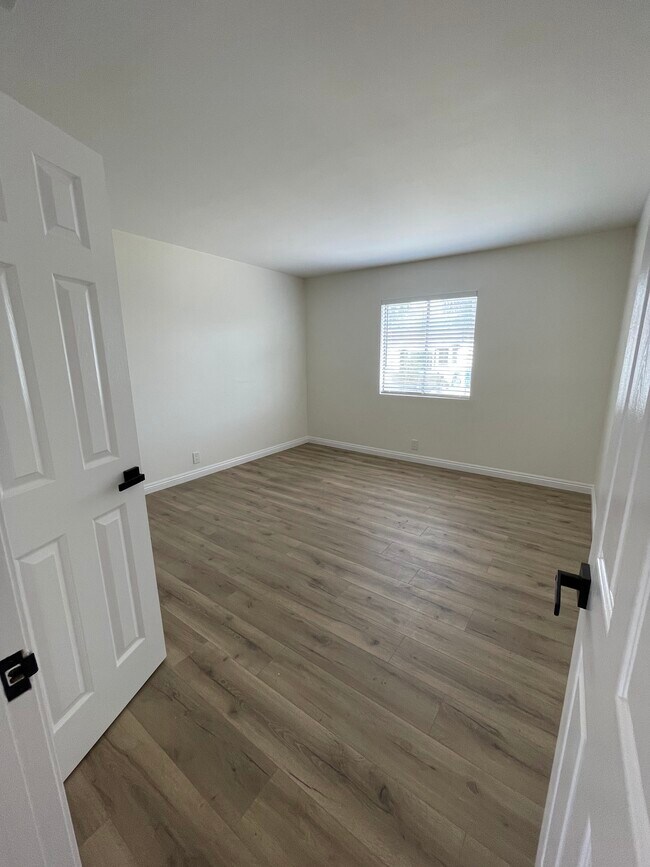 Building Photo - 1385 N Marengo Ave