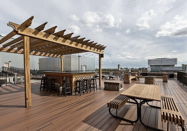 Building Photo - "Modern 2-Bed, 2-Bath Gem in Chicago's Heart – Fully Equipped for Urban Living!"