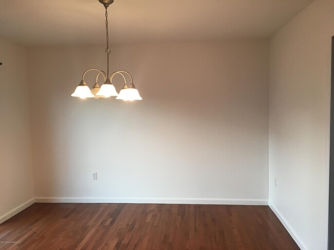 Building Photo - 554 S Keyser Ave