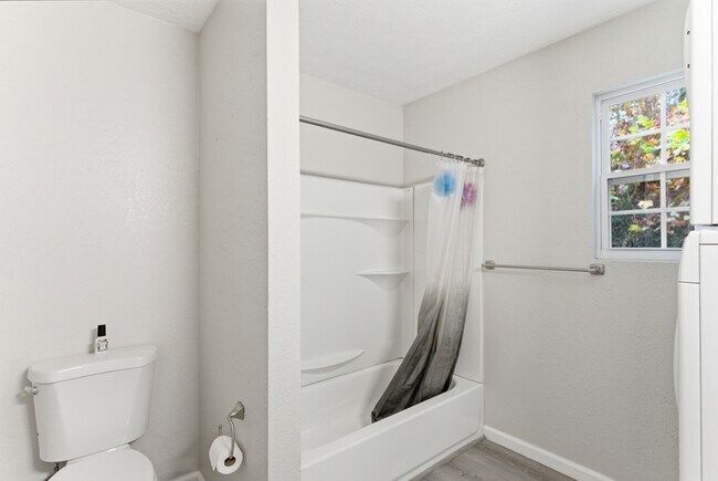 Building Photo - 923 McCubbins Rd