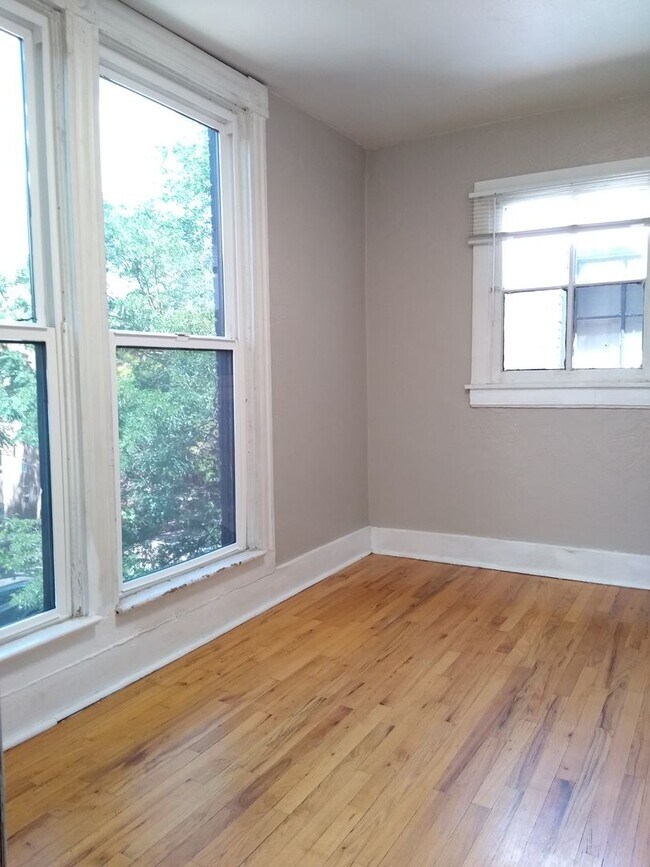 Building Photo - Top Floor 1 Bedroom in Historic Capitol Hill