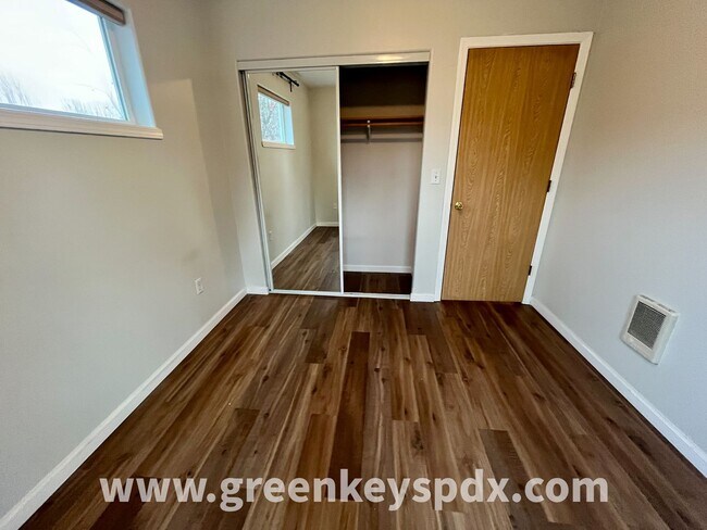 Building Photo - 3-Bedroom, 1.5-Bathroom House near Kenton Park, Off-Street Parking, Fenced Yard, Washer and Dryer