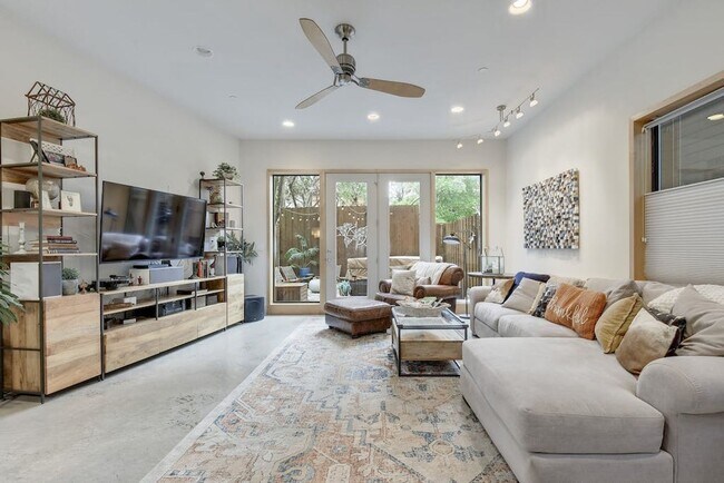 Building Photo - 2608 Del Curto Rd
