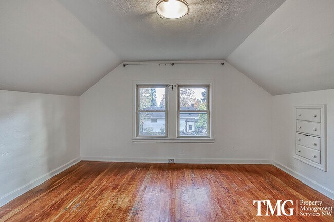 Building Photo - Stunning 4BD Craftsman in Excellent N Port...