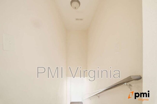 Building Photo - 324 W 36th St