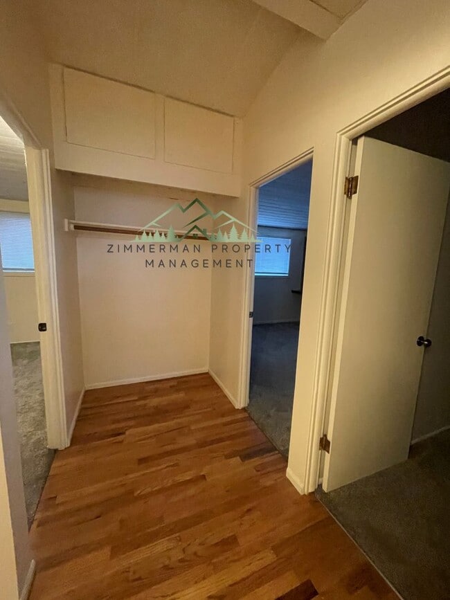 Building Photo - Quiet Friendly Street Neighborhood 3bd/1ba House