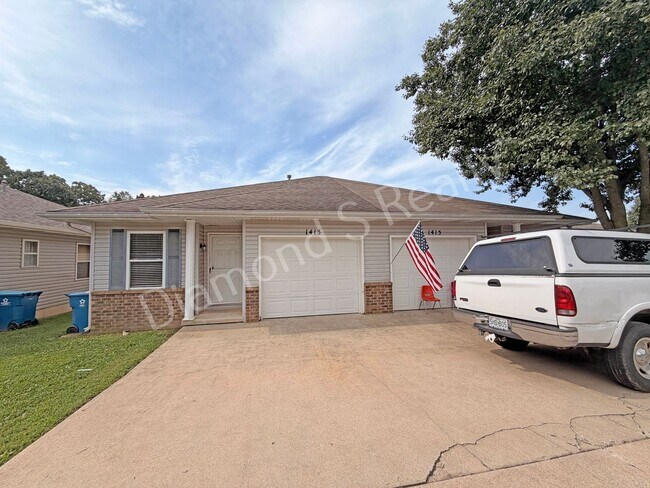 Building Photo - 2 Bed / 1 Bath Duplex in Ozark Available!