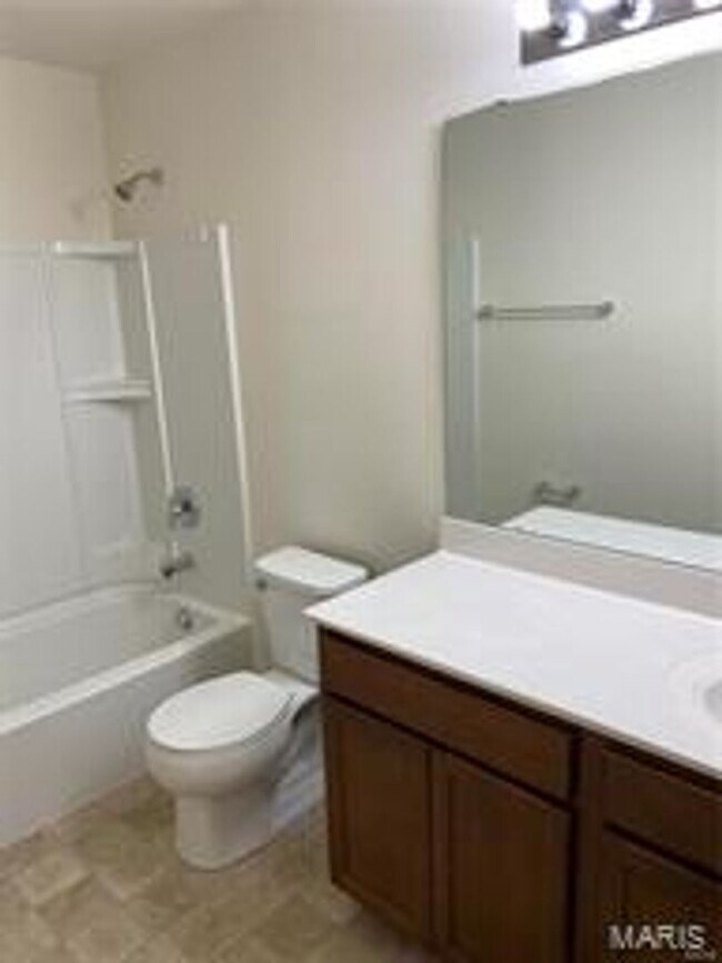 Building Photo - Lovely 4 bedroom, 2.5 bath, 2 car garage