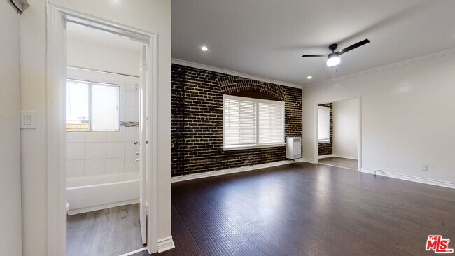 Building Photo - 738 S New Hampshire Ave