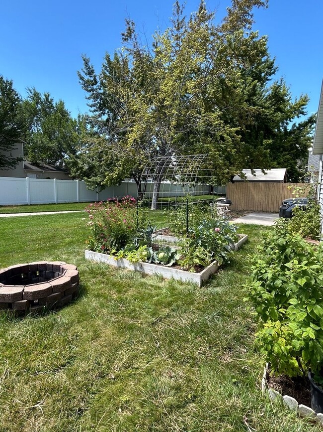 Building Photo - Utilities & Internet Included! 4 Bed 2.5 B...