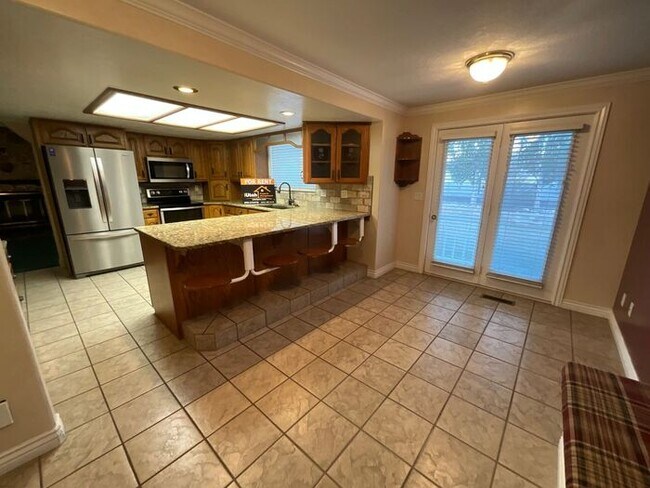 Building Photo - 3 bdrm 3 bath Home 2 car Garage 1.8 Acres Horse property. All Utilities included.