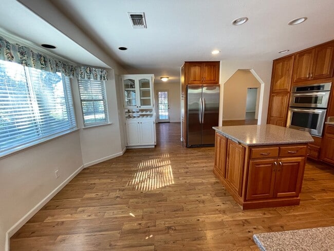Building Photo - Beautiful 3 Bedroom 2 Bath Single Family H...
