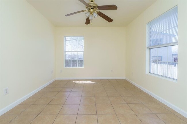 Building Photo - 505 E Applegate Dr