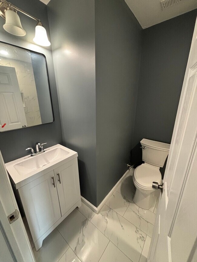 Building Photo - 2 Bedrooms plus den with 3.5 Bathrooms
