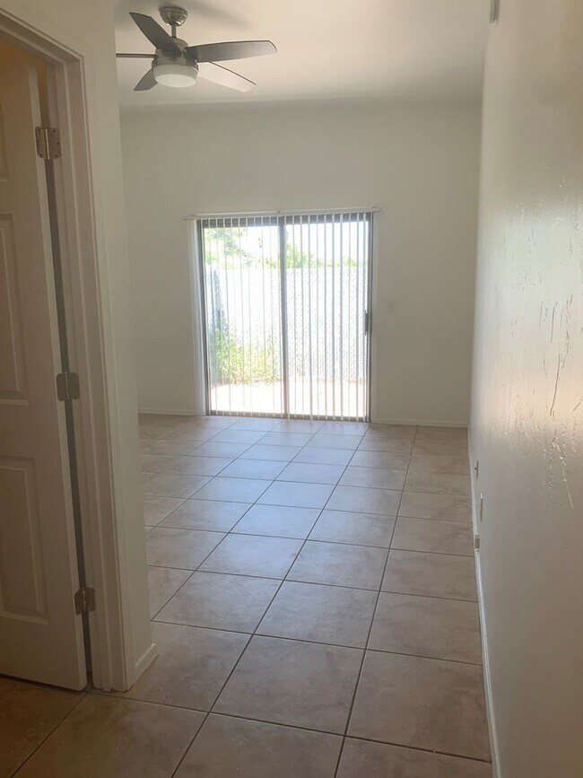 Building Photo - 9110 E Esperanza Dr