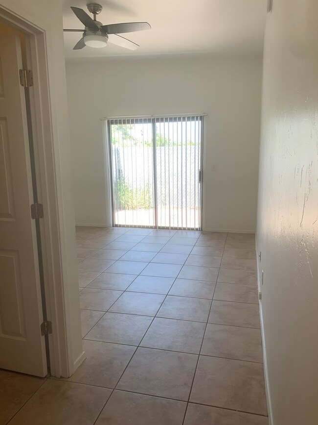 Building Photo - 9115 E Esperanza Dr