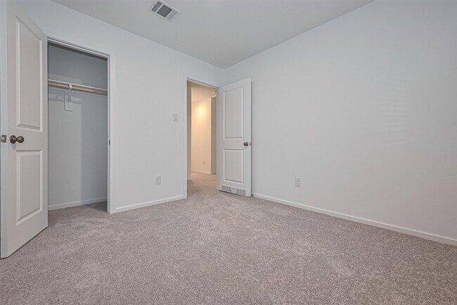 Building Photo - 27615 Village Cir Dr