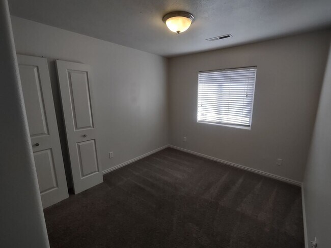 Building Photo - Fox Cove Unit