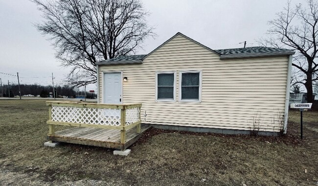 Building Photo - Studio Cottage For Rent ON W Erie - Huge Y...