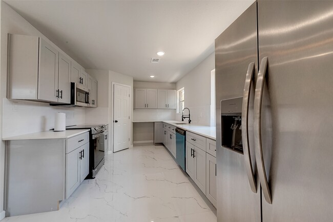 Building Photo - 12055 Fairpoint Dr