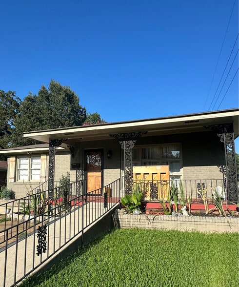 Primary Photo - 1124 8th Ave SE