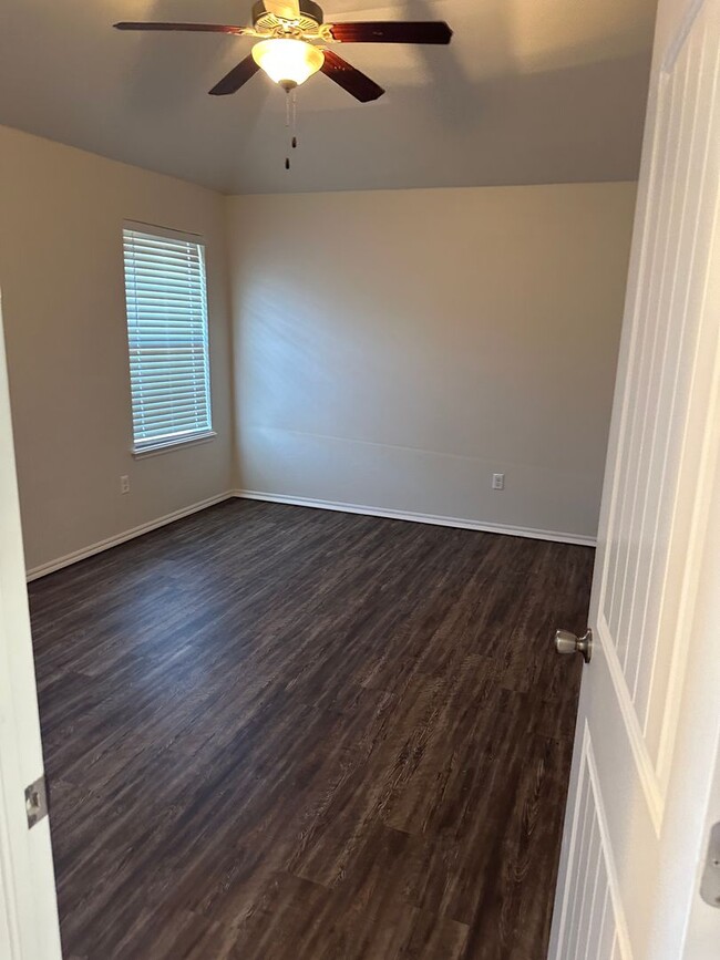 Building Photo - 4 bd/2 ba - Wood Look Floors - Open Plan