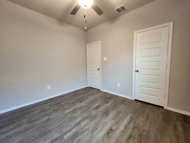 Building Photo - 3/2/2 in House Spring Valley / Luxury Vinyl Plank Through Out (NO Carpet) / Fenced in Yard / CISD...