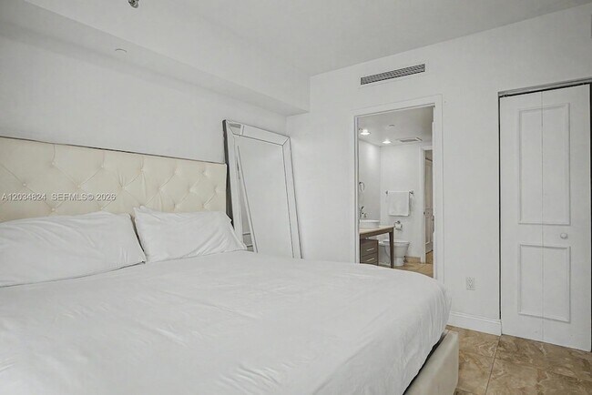 Building Photo - 485 Brickell Ave