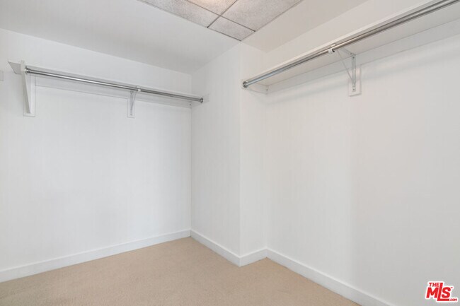 Building Photo - 13700 Marina Pointe Dr