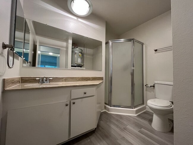 Building Photo - LOCATION! Move-in ready 2+2 w/parking, pool + balcony!