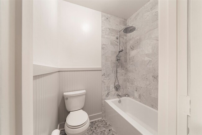 Building Photo - 1611 Lakeside Enclave Dr