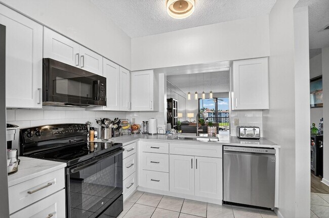 Building Photo - 6193 Pointe Regal Cir