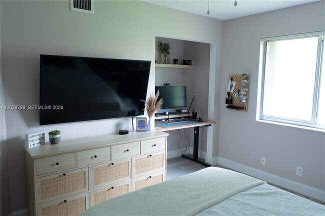 Building Photo - 508 Gardens Dr