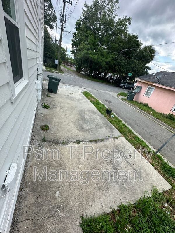 Building Photo - 814 Ott St
