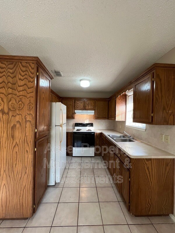 Building Photo - 2103 N Paradise Dr