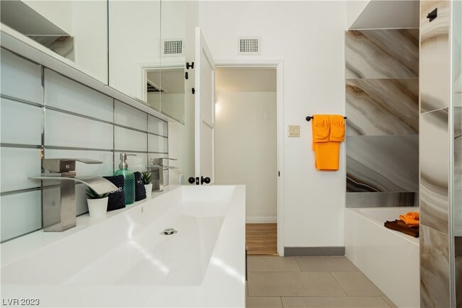 Building Photo - 2205 Santa Paula Dr