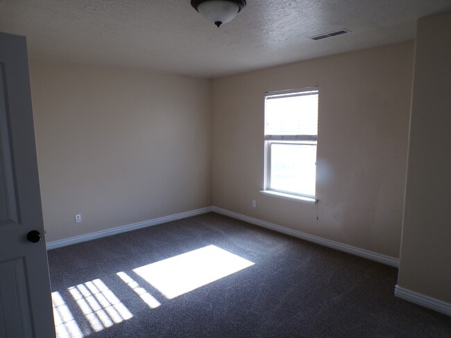 Building Photo - 2041 W Crescent Row