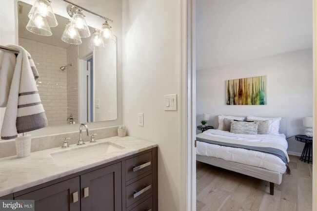 Building Photo - Gorgeous 2 Bedroom 2.5 Bath in Chevy Chase