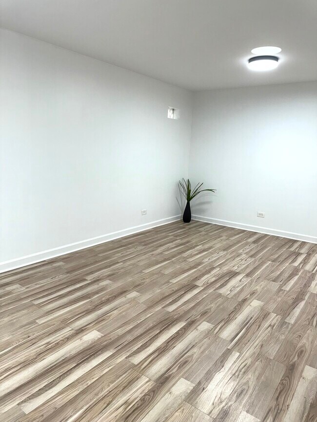 Building Photo - 2308 Oakton St
