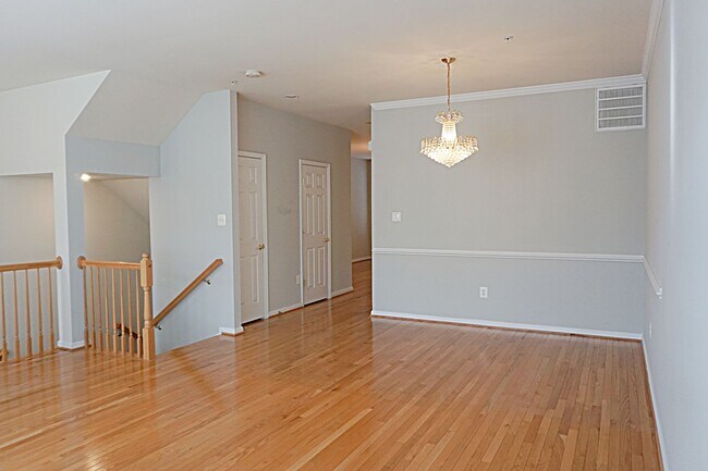 Building Photo - Exquisite Townhouse in Orchard Run Germantown