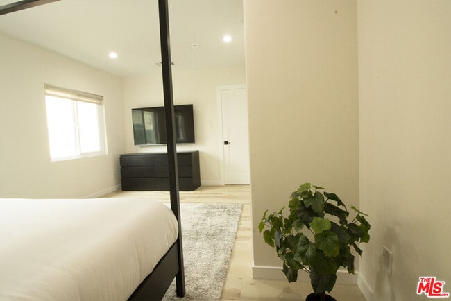 Building Photo - 9042 Phyllis Ave