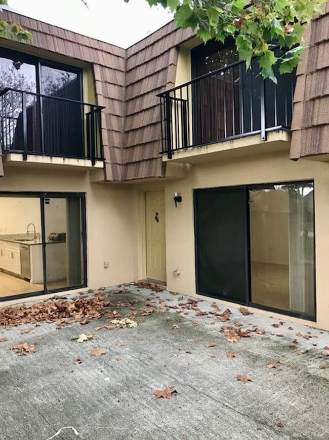 Building Photo - 2/2.5 in the lovely, cozy community of Middlebrook Pines!