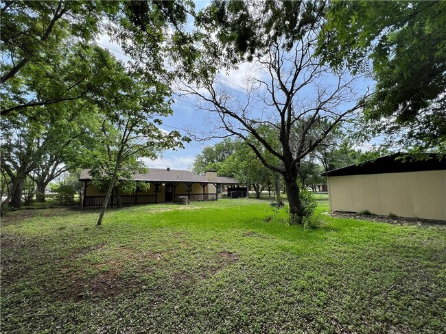 Building Photo - 400 Sun Bonnet Dr